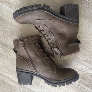 DENVER HAYES Lace-Up Ankle Boots